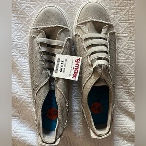 NWT slip on sneakers